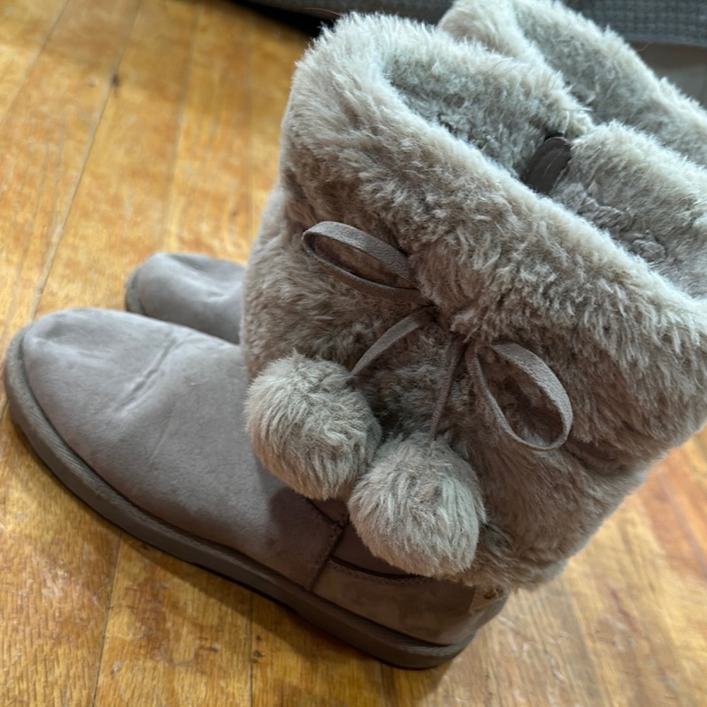Cozy Gray Fur-Lined Women's Boots